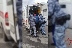 Сотрудники московского ОМОН оказали помощь пенсионерке