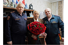 Столичные росгвардейцы поздравили с днём рождения  труженика тыла и ветерана службы 