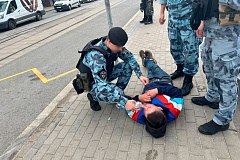 Росгвардейцы пришли на помощь потерявшему сознание мужчине в Москве